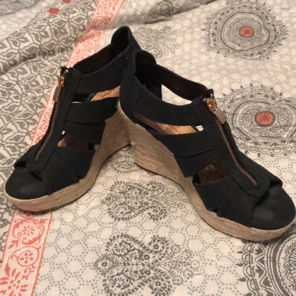 Black wedges